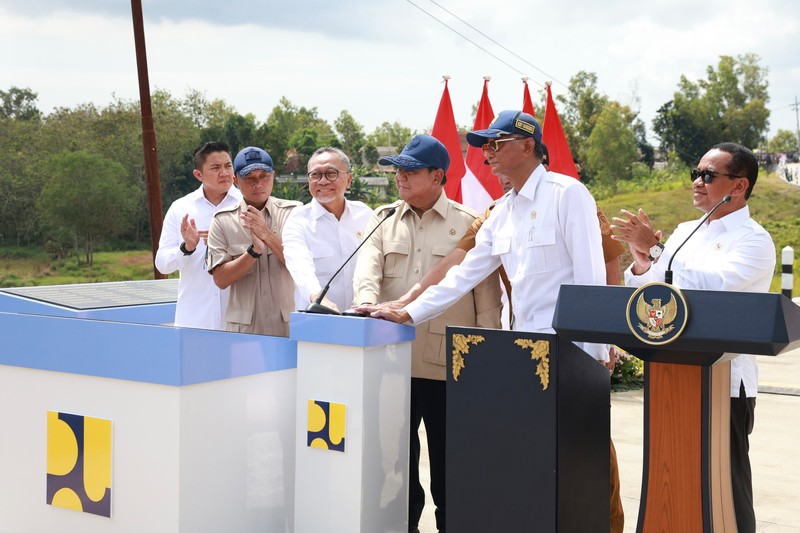 Presiden Prabowo Subianto meresmikan selesainya pembangunan jalan daerah sepanjang 1.151 kilometer yang tersebar di 37 provinsi di Indonesia yang dilakukan di Sampang, Jawa Timur, pada Selasa (23/6/2026). (Dok. Badan Komunikasi Pemerintah (Bakom) RI)