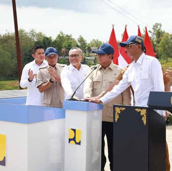 Presiden Prabowo Subianto meresmikan selesainya pembangunan jalan daerah sepanjang 1.151 kilometer yang tersebar di 37 provinsi di Indonesia yang dilakukan di Sampang, Jawa Timur, pada Selasa (23/6/2026). (Dok. Badan Komunikasi Pemerintah (Bakom) RI)
