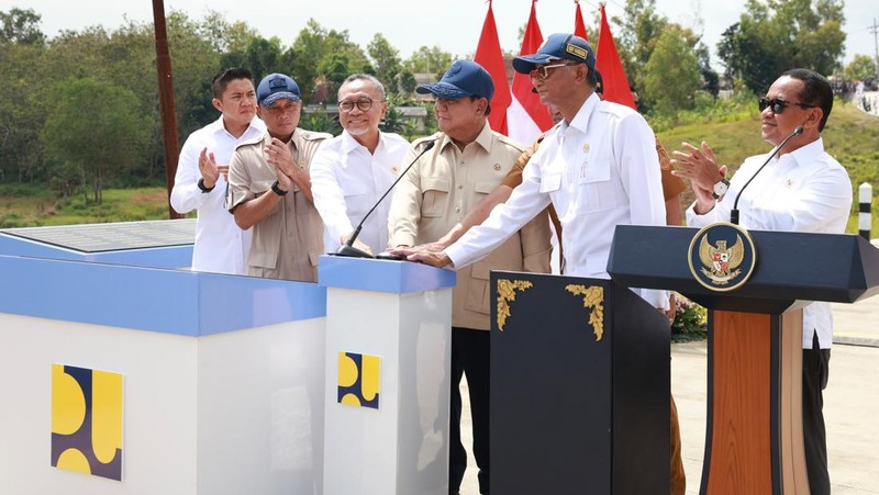 Presiden Prabowo Subianto meresmikan selesainya pembangunan jalan daerah sepanjang 1.151 kilometer yang tersebar di 37 provinsi di Indonesia yang dilakukan di Sampang, Jawa Timur, pada Selasa (23/6/2026). (Dok. Badan Komunikasi Pemerintah (Bakom) RI)
