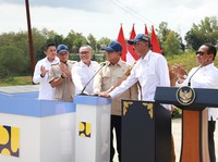 Presiden Prabowo Subianto meresmikan selesainya pembangunan jalan daerah sepanjang 1.151 kilometer yang tersebar di 37 provinsi di Indonesia yang dilakukan di Sampang, Jawa Timur, pada Selasa (23/6/2026). (Dok. Badan Komunikasi Pemerintah (Bakom) RI)