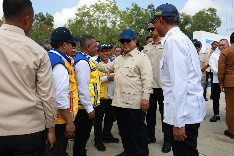Presiden Prabowo Subianto meresmikan selesainya pembangunan jalan daerah sepanjang 1.151 kilometer yang tersebar di 37 provinsi di Indonesia yang dilakukan di Sampang, Jawa Timur, pada Selasa (23/6/2026). (Dok. Badan Komunikasi Pemerintah (Bakom) RI)