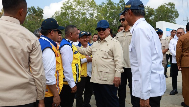Presiden Prabowo Subianto meresmikan selesainya pembangunan jalan daerah sepanjang 1.151 kilometer yang tersebar di 37 provinsi di Indonesia yang dilakukan di Sampang, Jawa Timur, pada Selasa (23/6/2026).