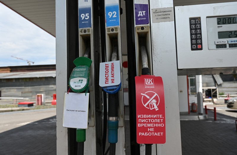 Kendaraan mengantre untuk mengisi bahan bakar di pompa bensin Lukoil, karena menurut pejabat setempat beberapa stasiun pengisian bahan bakar regional menghadapi kekurangan bensin akibat pengurangan produksi di kilang-kilang utama, di tengah konflik Rusia-Ukraina di Rostov-on-Don, Rusia, 23 Juni 2026. (REUTERS/Sergey Pivovarov)