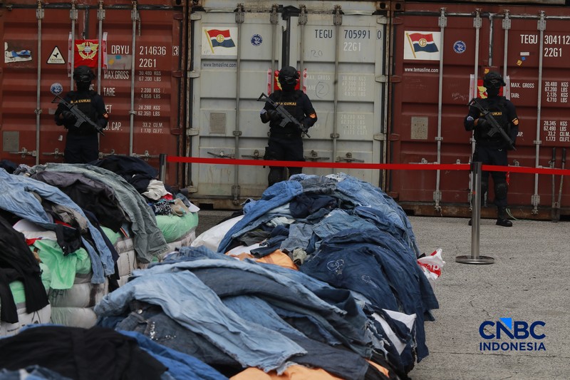 Menkeu RI Purbaya Yudhi Sadewa berbincang dengan Dirjen Bea Cukai Djaka Budhi Utama dalam konferensi pers Penindakan Bea Cukai Berupa Peti Kemas berisi pakaian bekas diBuffer Area TPS CDC Banda, Jalan Banda No.1, Tanjung Priok, Kota Jakarta Utara, Selasa, (23/6/2026). (CNBCIndonesia/Muhammad Sabki)