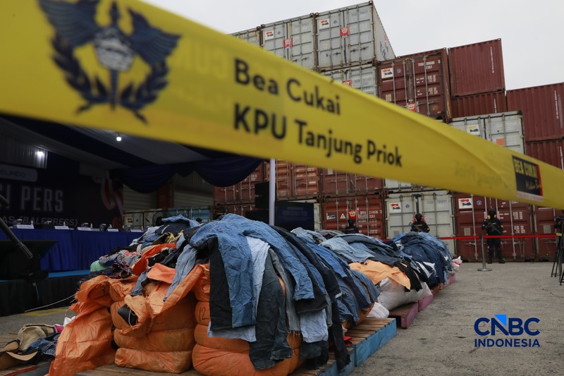 Menkeu RI Purbaya Yudhi Sadewa berbincang dengan Dirjen Bea Cukai Djaka Budhi Utama dalam konferensi pers Penindakan Bea Cukai Berupa Peti Kemas berisi pakaian bekas diBuffer Area TPS CDC Banda, Jalan Banda No.1, Tanjung Priok, Kota Jakarta Utara, Selasa, (23/6/2026). (CNBCIndonesia/Muhammad Sabki)