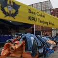 Sejumlah petugas bersenjata berjaga di depan kontainer saat Penindakan Bea Cukai Berupa Peti Kemas berisi pakaian bekas di Buffer Area TPS CDC Banda, Jalan Banda No.1, Tanjung Priok, Kota Jakarta Utara, Selasa, (23/6/2026). (CNBC Indonesia/Muhammad S