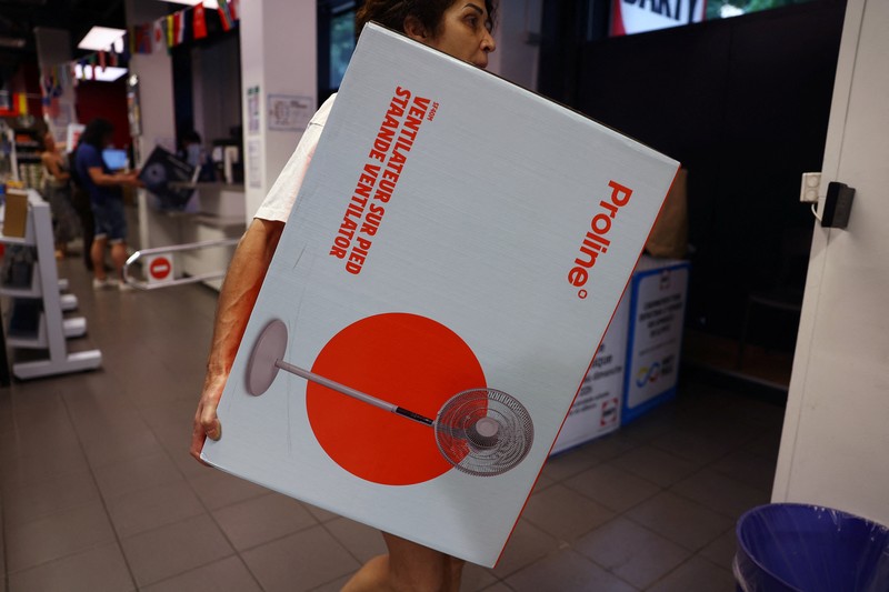Orang-orang mengantre untuk membeli kipas angin berdiri dan pelembap udara di cabang toko elektronik dan peralatan rumah tangga Darty di Paris saat suhu meningkat di Paris selama gelombang panas yang melanda sebagian besar Prancis, 23 Juni 2026. (REUTERS/Abdul Saboor)