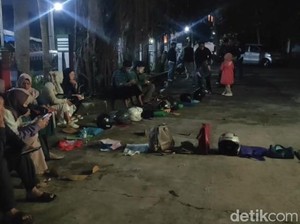 Saat Helm hingga Botol Ikut Antre Pendaftaran SD di Sukabumi
