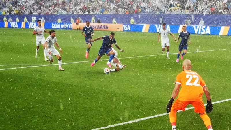 Tim nasional Prancis dan Irak melanjutkan babak kedua pertandingan yang mempertemukan keduanya dalam putaran kedua fase grup Piala Dunia 2026, menyusul penundaan luar biasa yang berlangsung selama dua jam dan 12 menit akibat badai petir dan kondisi c