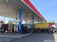 Antrean Truk Isi Solar di SPBU Pertamina Margomulyo Surabaya