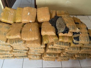 Kecelakaan Mobil vs Truk di Taput Bikin Pengiriman 112 Kg Ganja Terbongkar
