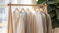 Jaket dan Tas Menumpuk di Kursi? Standing Hanger Kayu Bisa Jadi Solusinya