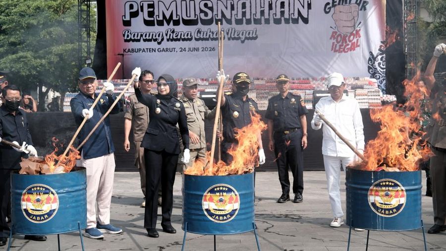 Kantor Wilayah (Kanwil) Bea Cukai Jawa Barat bersama Pemprov Jawa Barat menggelar pemusnahan 44.028.306 batang rokok ilegal hasil penindakan berstatus barang yang menjadi milik negara (BMMN), Rabu (24/6/2026). (Dok. Bea Cukai Jawa Barat)