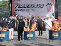 Kantor Wilayah (Kanwil) Bea Cukai Jawa Barat bersama Pemprov Jawa Barat menggelar pemusnahan 44.028.306 batang rokok ilegal hasil penindakan berstatus barang yang menjadi milik negara (BMMN), Rabu (24/6/2026). (Dok. Bea Cukai Jawa Barat)
