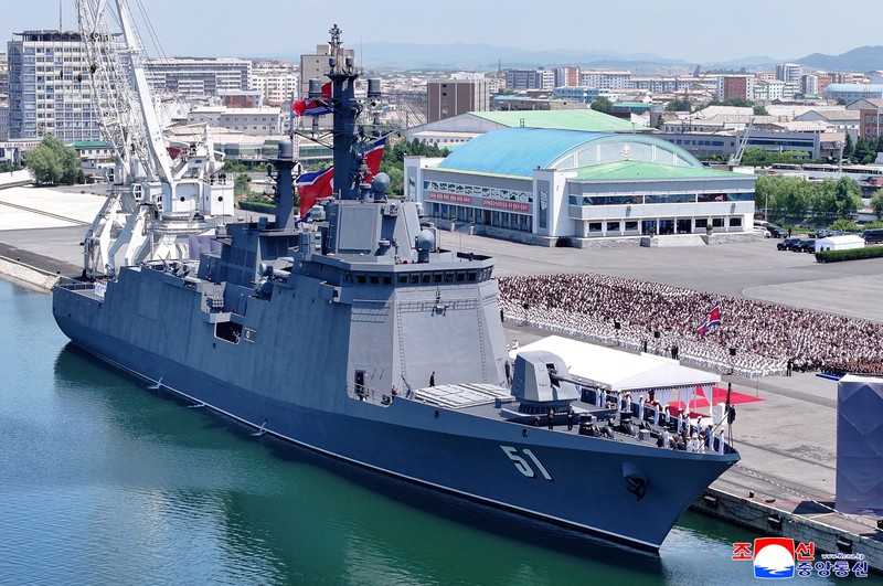 Pemimpin Korea Utara Kim Jong Un memberi hormat saat upacara peresmian kapal perusak serbaguna baru Choe Hyon di pelabuhan Nampho, Korea Utara, 23 Juni 2026, dalam foto yang dirilis oleh Kantor Berita Pusat Korea (KCNA) resmi Korea Utara. (KCNA via REUTERS)