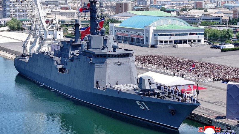 Kapal perusak serbaguna baru Choe Hyon saat upacara peresmiannya di pelabuhan Nampho, Korea Utara, 23 Juni 2026, dalam gambar yang dirilis oleh Kantor Berita Pusat Korea (KCNA) resmi Korea Utara.