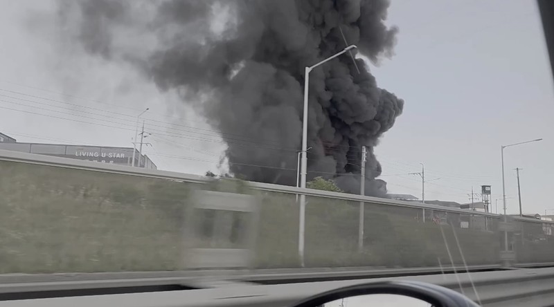Kebakaran besar melanda sebuah gudang penyimpanan sepatu di Unyang-dong, Gimpo, Provinsi Gyeonggi, Korea Selatan, pada 23 Juni 2026. (Tangkapan Layar Video Reuters/PARK HEEKYUNG)
