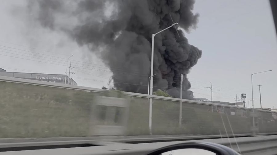 Kebakaran besar melanda sebuah gudang penyimpanan sepatu di Unyang-dong, Gimpo, Provinsi Gyeonggi, Korea Selatan, pada 23 Juni 2026.