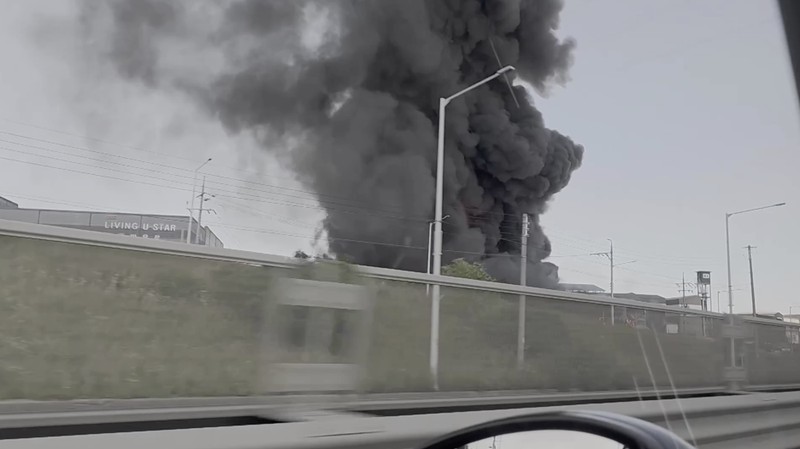 Kebakaran besar melanda sebuah gudang penyimpanan sepatu di Unyang-dong, Gimpo, Provinsi Gyeonggi, Korea Selatan, pada 23 Juni 2026.