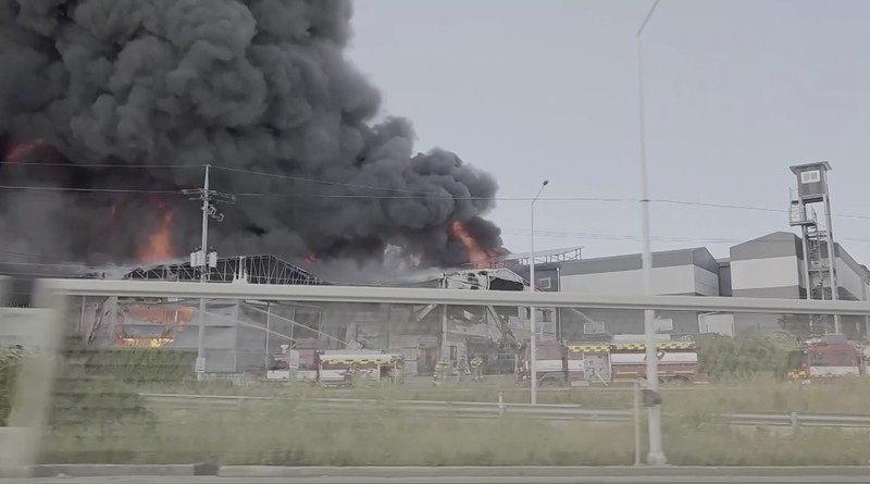 Kebakaran besar melanda sebuah gudang penyimpanan sepatu di Unyang-dong, Gimpo, Provinsi Gyeonggi, Korea Selatan, pada 23 Juni 2026. (Tangkapan Layar Video Reuters/PARK HEEKYUNG)