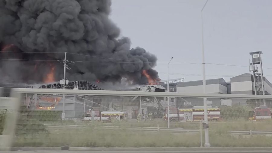 Kebakaran besar melanda sebuah gudang penyimpanan sepatu di Unyang-dong, Gimpo, Provinsi Gyeonggi, Korea Selatan, pada 23 Juni 2026.