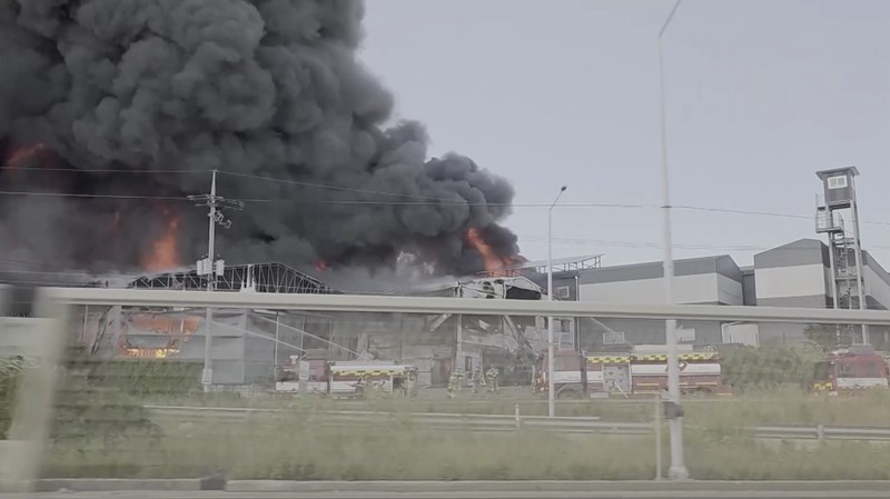 Kebakaran besar melanda sebuah gudang penyimpanan sepatu di Unyang-dong, Gimpo, Provinsi Gyeonggi, Korea Selatan, pada 23 Juni 2026.