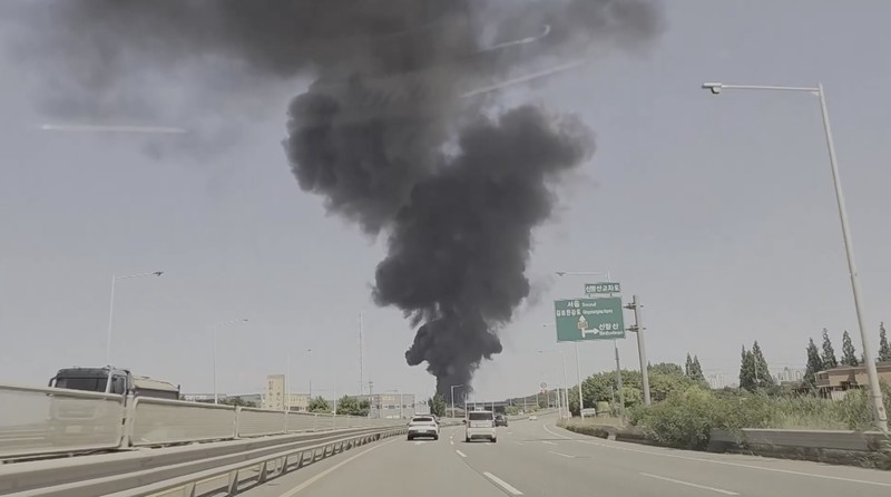 Kebakaran besar melanda sebuah gudang penyimpanan sepatu di Unyang-dong, Gimpo, Provinsi Gyeonggi, Korea Selatan, pada 23 Juni 2026. (Tangkapan Layar Video Reuters/PARK HEEKYUNG)