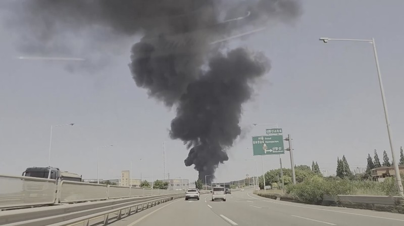 Kebakaran besar melanda sebuah gudang penyimpanan sepatu di Unyang-dong, Gimpo, Provinsi Gyeonggi, Korea Selatan, pada 23 Juni 2026. (Tangkapan Layar Video Reuters/PARK HEEKYUNG)