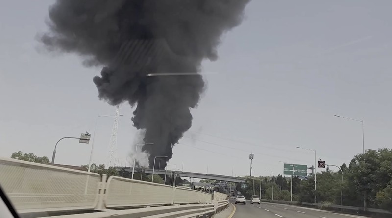 Kebakaran besar melanda sebuah gudang penyimpanan sepatu di Unyang-dong, Gimpo, Provinsi Gyeonggi, Korea Selatan, pada 23 Juni 2026. (Tangkapan Layar Video Reuters/PARK HEEKYUNG)