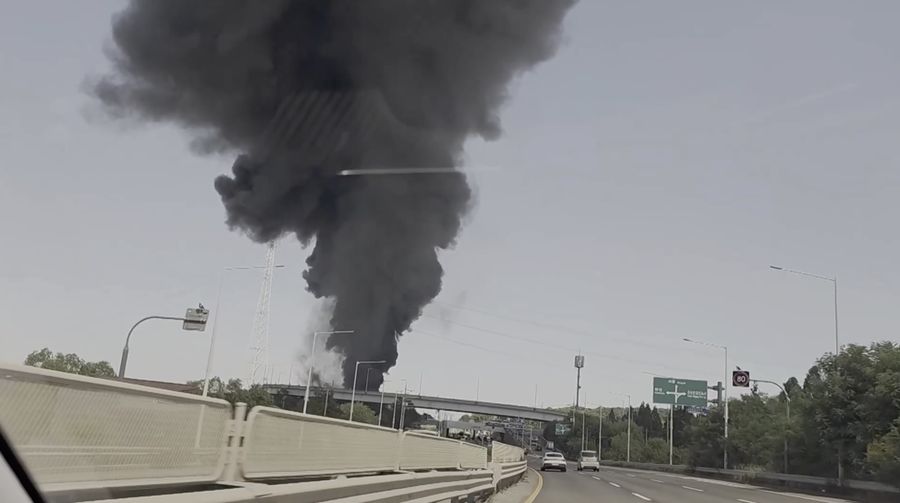 Kebakaran besar melanda sebuah gudang penyimpanan sepatu di Unyang-dong, Gimpo, Provinsi Gyeonggi, Korea Selatan, pada 23 Juni 2026. (Tangkapan Layar Video Reuters/PARK HEEKYUNG)