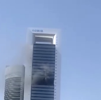 Kebakaran yang terjadi di sebuah gedung pencakar langit di Madrid, Spanyol, pada Selasa (23/6/2026) siang berhasil dikendalikan dan tidak menimbulkan korban luka. (Tangkapan Layar Video Reuters/@MANDY84104473 VIA X)