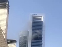Kebakaran yang terjadi di sebuah gedung pencakar langit di Madrid, Spanyol, pada Selasa (23/6/2026) siang berhasil dikendalikan dan tidak menimbulkan korban luka. (Tangkapan Layar Video Reuters/@MANDY84104473 VIA X)
