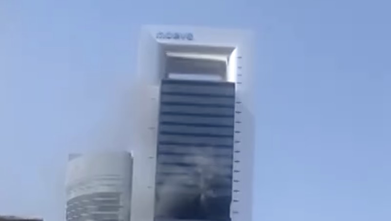 Kebakaran yang terjadi di sebuah gedung pencakar langit di Madrid, Spanyol, pada Selasa (23/6/2026) siang berhasil dikendalikan dan tidak menimbulkan korban luka. (Tangkapan Layar Video Reuters/@MANDY84104473 VIA X)