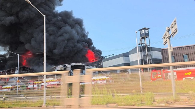 Potret Asap Hitam Membubung, Gudang Sepatu Terbakar Hebat
