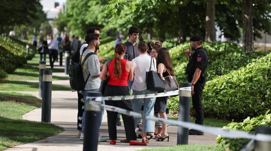 Orang-orang berdiri di dekat gedung pencakar langit yang menjadi kantor perusahaan minyak Spanyol, Movie, yang dievakuasi karena kebakaran, di Madrid, Spanyol, 23 Juni 2026.