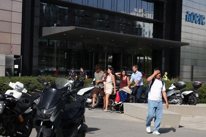 Kebakaran yang terjadi di sebuah gedung pencakar langit di Madrid, Spanyol, pada Selasa (23/6/2026) siang berhasil dikendalikan dan tidak menimbulkan korban luka. (Tangkapan Layar Video Reuters/@MANDY84104473 VIA X)