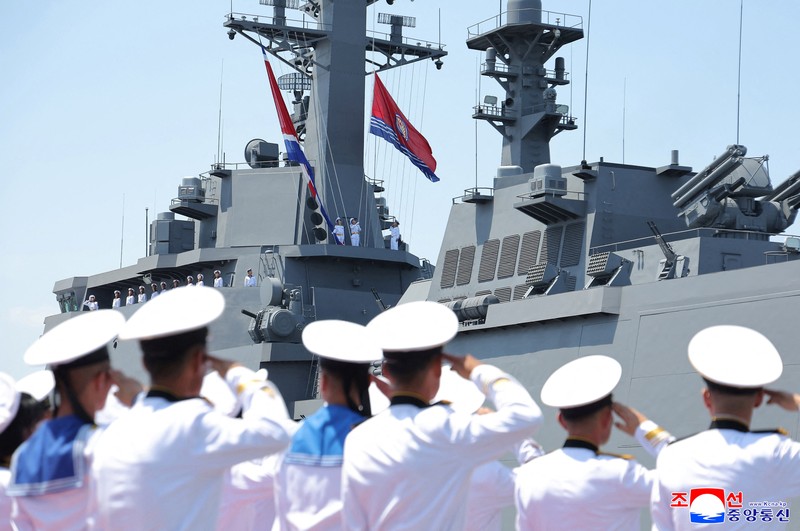 Pemimpin Korea Utara Kim Jong Un memberi hormat saat upacara peresmian kapal perusak serbaguna baru Choe Hyon di pelabuhan Nampho, Korea Utara, 23 Juni 2026, dalam foto yang dirilis oleh Kantor Berita Pusat Korea (KCNA) resmi Korea Utara. (KCNA via REUTERS)
