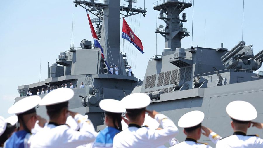Para pelaut memberi hormat selama upacara peresmian kapal perusak serbaguna baru Choe Hyon di pelabuhan Nampho, Korea Utara, 23 Juni 2026, dalam foto yang dirilis oleh Kantor Berita Pusat Korea (KCNA) resmi Korea Utara.