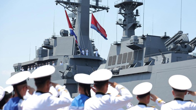 Para pelaut memberi hormat selama upacara peresmian kapal perusak serbaguna baru Choe Hyon di pelabuhan Nampho, Korea Utara, 23 Juni 2026, dalam foto yang dirilis oleh Kantor Berita Pusat Korea (KCNA) resmi Korea Utara.