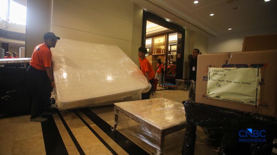 Pekerja mengangkat barang inventaris pada bangunan eks Hotel Sultan di kawasan Gelora Bung Karno (GBK), Jakarta, Rabu (24/6/2026).