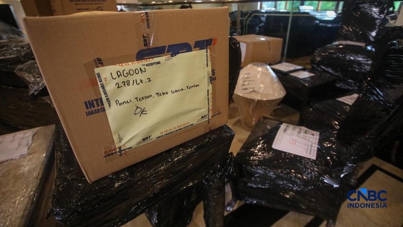Pekerja mengangkat barang inventaris pada bangunan eks Hotel Sultan di kawasan Gelora Bung Karno (GBK), Jakarta, Rabu (24/6/2026).