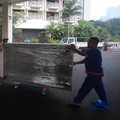 Pekerja mengangkat barang inventaris pada bangunan eks Hotel Sultan di kawasan Gelora Bung Karno (GBK), Jakarta, Rabu (24/6/2026). (CNBC Indonesia/Faisal Rahman)