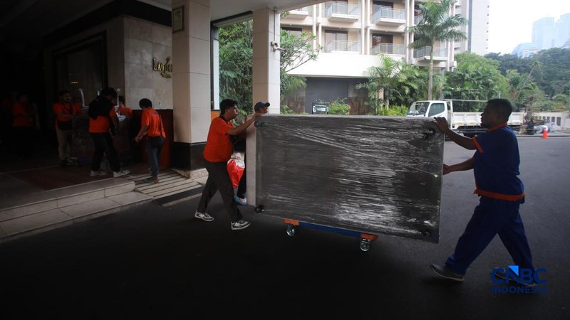 Pekerja mengangkat barang inventaris pada bangunan eks Hotel Sultan di kawasan Gelora Bung Karno (GBK), Jakarta, Rabu (24/6/2026).