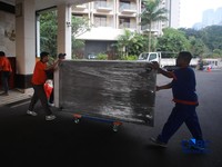 Pekerja mengangkat barang inventaris pada bangunan eks Hotel Sultan di kawasan Gelora Bung Karno (GBK), Jakarta, Rabu (24/6/2026). (CNBC Indonesia/Faisal Rahman)