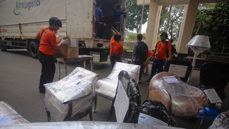 Pekerja mengangkat barang inventaris pada bangunan eks Hotel Sultan di kawasan Gelora Bung Karno (GBK), Jakarta, Rabu (24/6/2026). (CNBC Indonesia/Faisal Rahman)