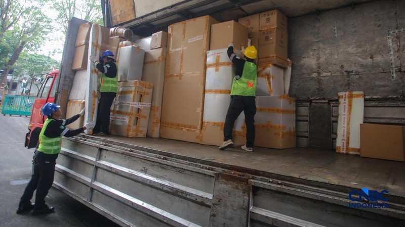 Pekerja mengangkat barang inventaris pada bangunan eks Hotel Sultan di kawasan Gelora Bung Karno (GBK), Jakarta, Rabu (24/6/2026).