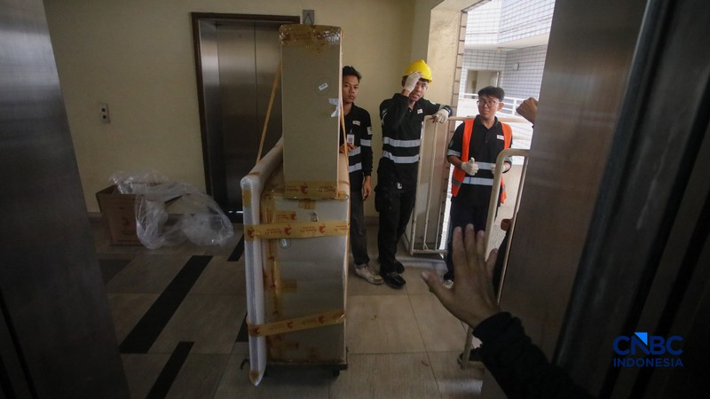 Pekerja mengangkat barang inventaris pada bangunan eks Hotel Sultan di kawasan Gelora Bung Karno (GBK), Jakarta, Rabu (24/6/2026). (CNBC Indonesia/Faisal Rahman)