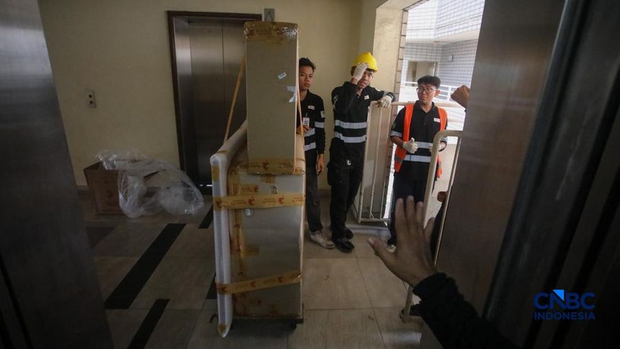 Pekerja mengangkat barang inventaris pada bangunan eks Hotel Sultan di kawasan Gelora Bung Karno (GBK), Jakarta, Rabu (24/6/2026).