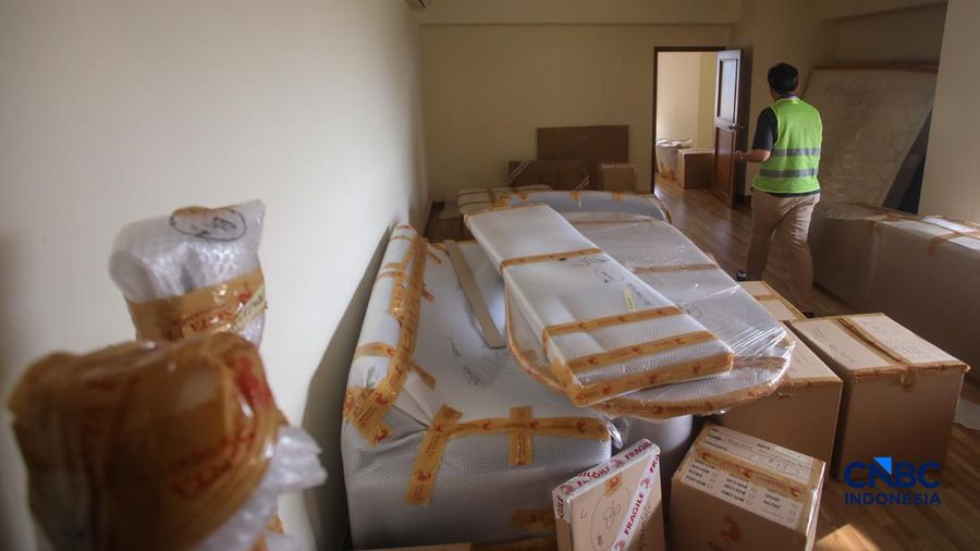 Pekerja mengangkat barang inventaris pada bangunan eks Hotel Sultan di kawasan Gelora Bung Karno (GBK), Jakarta, Rabu (24/6/2026).