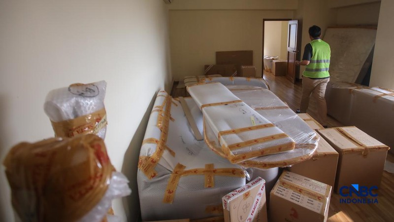 Pekerja mengangkat barang inventaris pada bangunan eks Hotel Sultan di kawasan Gelora Bung Karno (GBK), Jakarta, Rabu (24/6/2026).